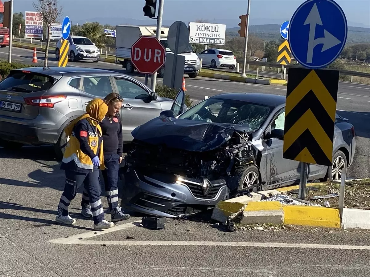 Ayvalık’ta Trafik Kazası: 3 Yaralı